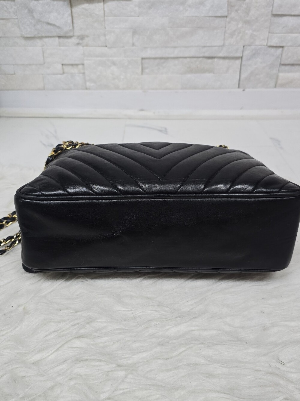 Chanel Black Quilted Leather Shoulder Bag with Gold Chain - Picture 6 of 12